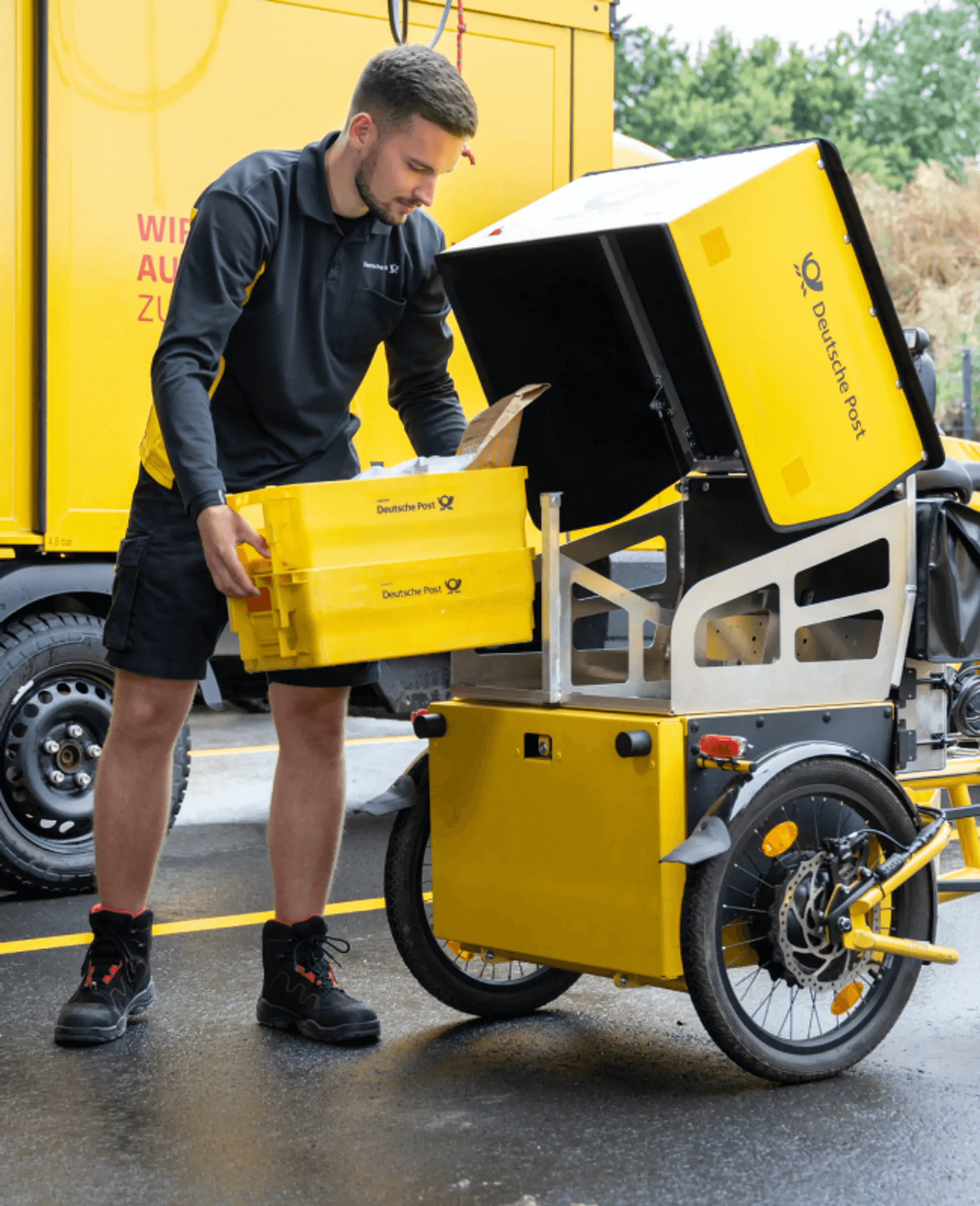Imagen de alguien trabajando con una bicicleta de reparto.
