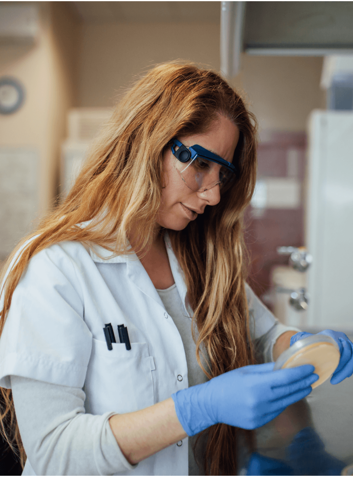 Unas mujeres sostienen una bandeja de muestras en un laboratorio.