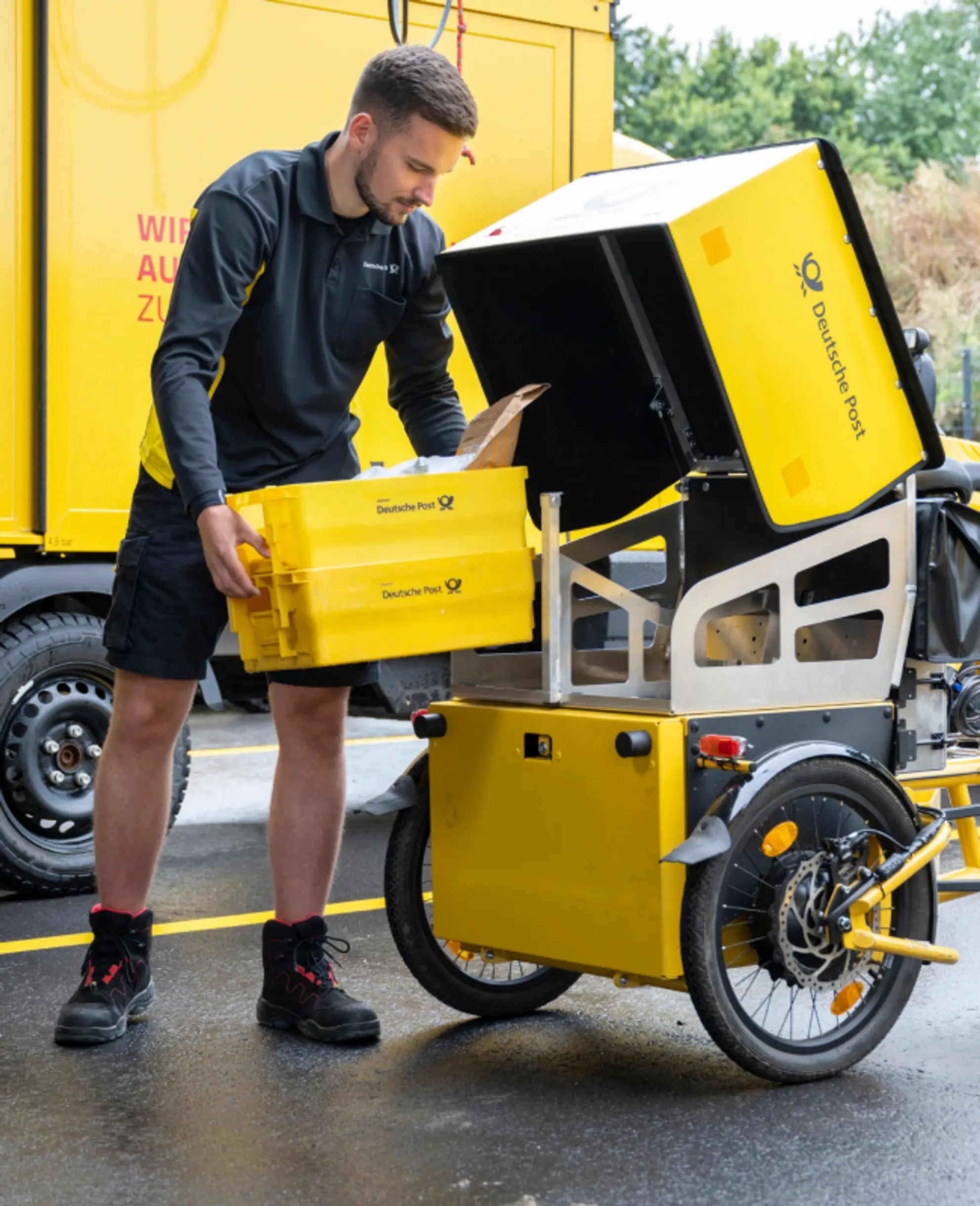 Imagen de una persona trabajando con una bicicleta de reparto.